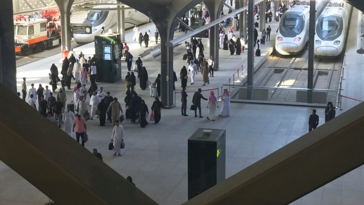 makkah train stations crowd