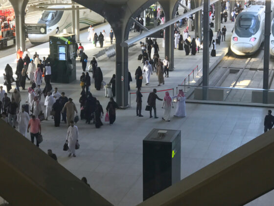 makkah train stations crowd