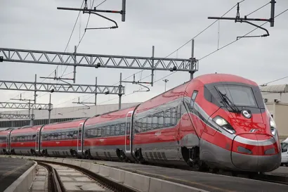 https://railmonsters.com/storage/cms_train_type_page/photos/0/1/596/1596/frecciarossa4_719.jpg
