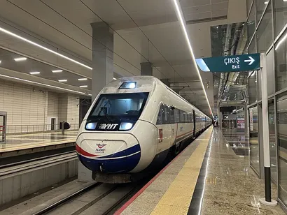 https://railmonsters.com/storage/cms_train_type_page/photos/0/15/658/15658/yht2_274.jpg